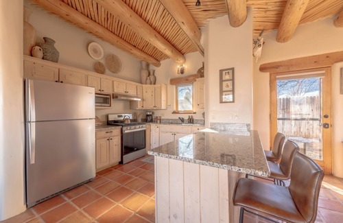 El Prado Casa | Casa Panorama~ Stunning Views~ Kiva Fireplace~ Hot Tub~ 8 mins to Plaza!