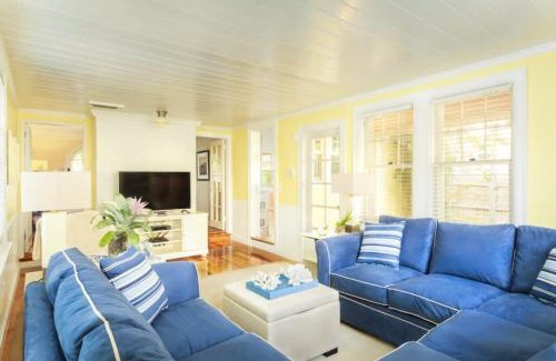 Flamingo Parks Casa | Casa Paradiso - A Sun Drenched Escape with Poolside Cabana Charm