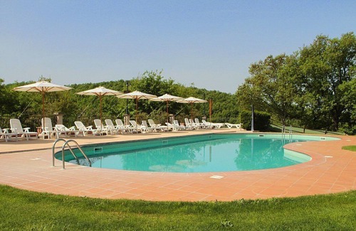 Sorano Casa | Casa Pegaso C: Un apartamento característico rodeado de prados y verdes colinas.