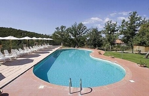 Sorano Casa | Casa Pegaso C: Un apartamento característico rodeado de prados y verdes colinas.