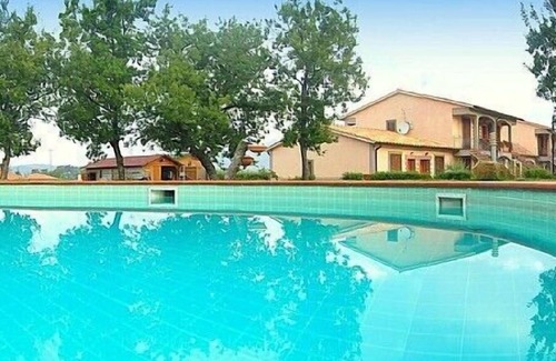 Sorano Casa | Casa Pegaso C: Un apartamento característico rodeado de prados y verdes colinas.