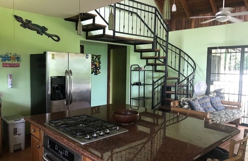 Puerto Carrillo Casa | Casa Pericos-4BR +, 2. 5 acres, Wi-fi por cable, aire acondicionado con vista a la bahía en Playa Carrillo