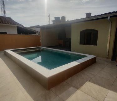 Praia da Enseada Casa | Casa piscina com ozônio churrasqueira perto da praia
