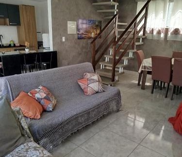 Alto Ribeirao Leste Casa | Casa próximo a Praia Morro das Pedras e Aeroporto