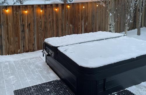 Arbour Lake Apartamento | Casa Pura Vida Hot Tub, Pool & Ping Pong Tables w Backyard & BBQ Come stay