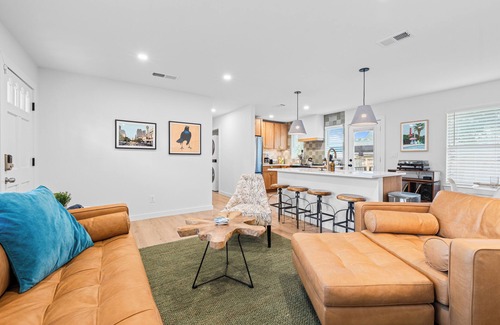 Central East Austin Casa | Casa Que Canta by AvantStay | Private Pool, Firepit & Walkable East Austin Gem