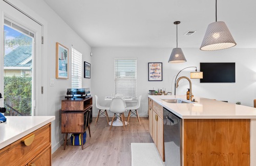 Central East Austin Casa | Casa Que Canta by AvantStay | Private Pool, Firepit & Walkable East Austin Gem