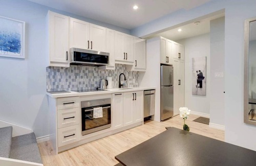 Leslieville Apartamento | Casa Queen-Leslieville Suite w LRG Patio