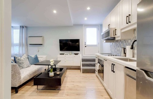 Leslieville Apartamento | Casa Queen-Leslieville Suite w LRG Patio