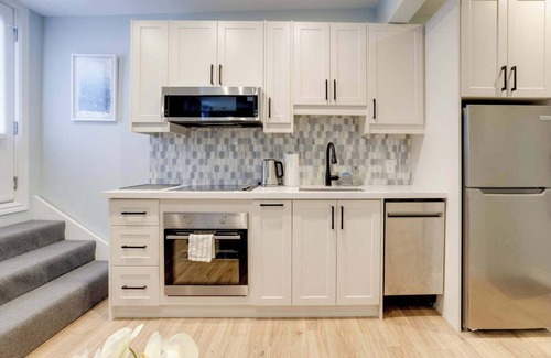 Leslieville Apartamento | Casa Queen-Leslieville Suite w LRG Patio