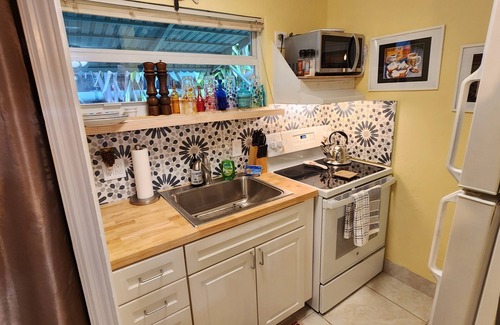 Parker Ridge Casa | Casa Ricardo Apt, Comfy, Cozy, Private, W/D, WiFi, 10 min. to downtown & Beaches