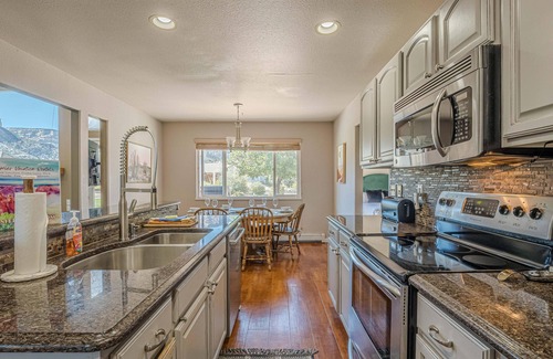Grand Junction Casa | Casa Rimrock: Pergola Dining and Monument Views