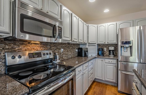Grand Junction Casa | Casa Rimrock: Pergola Dining and Monument Views