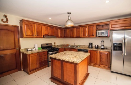Jacó Villa | 12 habitaciones con 2 hermosas casas frente al mar, perfectas para bodas, reuniones, fiestas.
