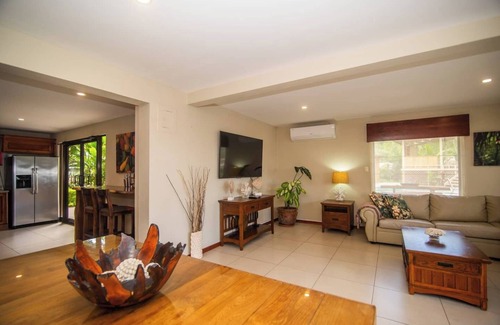 Jacó Villa | 12 habitaciones con 2 hermosas casas frente al mar, perfectas para bodas, reuniones, fiestas.