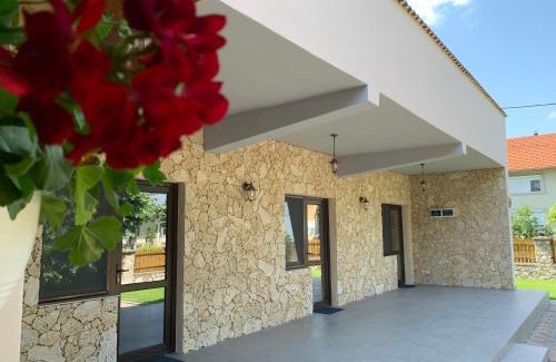 Eselnita Casa | Casa Roka