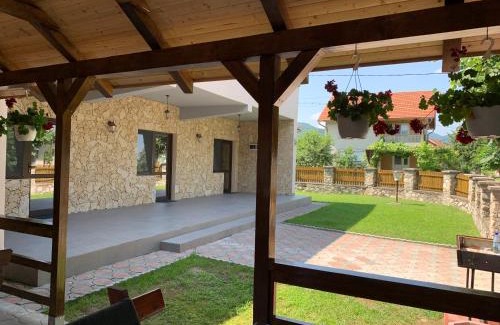 Eselnita Casa | Casa Roka
