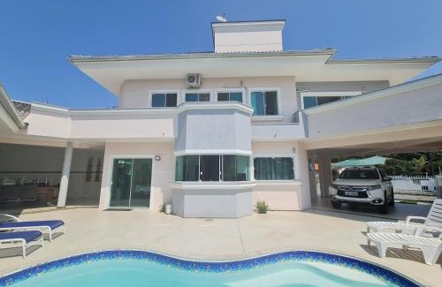 Ingleses Sul Casa | Casa Rosa com 7 quartos - Edícula completa a 150 metros da Praia
