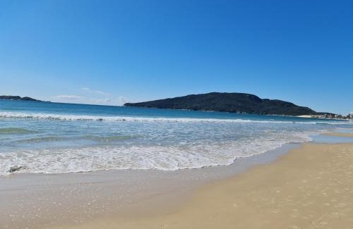 Ingleses Sul Casa | Casa Rosa com 7 quartos - Edícula completa a 150 metros da Praia