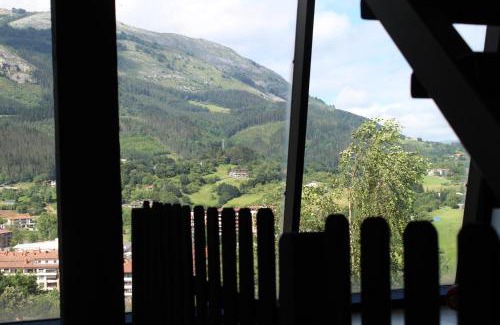 Azkoitia Casa | Casa Rural ABARAXKA- Espectaculares Vistas a las Verdes Montañas a sólo 20 minutos de la Playa"