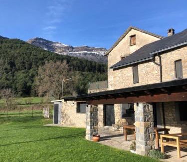 Borrastre Chalet De Esquí | Casa Rural Aracanciás