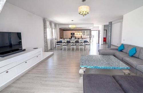 Marchena Casa | Casa Rural "Villa MyJ" con piscina, jardín, terraza y Wi-Fi