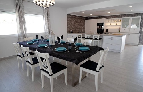 Marchena Casa | Casa Rural "Villa MyJ" con piscina, jardín, terraza y Wi-Fi