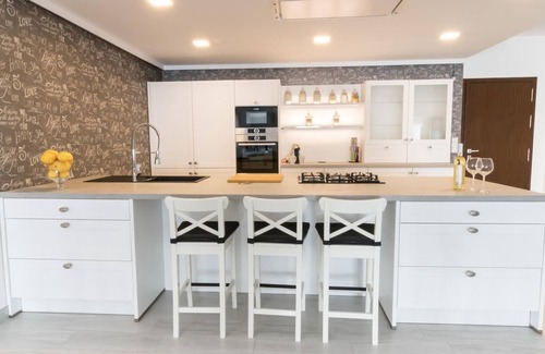 Marchena Casa | Casa Rural "Villa MyJ" con piscina, jardín, terraza y Wi-Fi