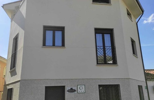 Villar de Plasencia Cabaña | Casa rural con chimenea interior, terraza con barbacoa y vistas a la montaña