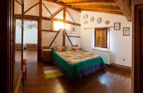 Cabezas Bajas Casa | Casa Rural Lucía es una casa rural amplia con pat
