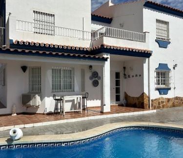 Churriana Villa | CASA RURAL MALAGA,VILLA FAMARA,10 personas,DESAYUNO ANDALUZ INCLUIDO EN EL PRECIO