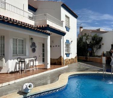 Churriana Villa | CASA RURAL MALAGA,VILLA FAMARA,10 personas,DESAYUNO ANDALUZ INCLUIDO EN EL PRECIO