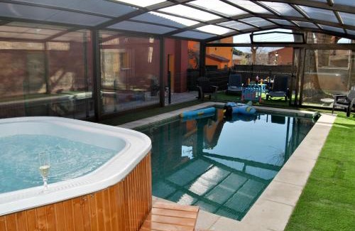 Collado Mediano Casa | Casa Rural Mansion Alejandra con piscina y jacuzzi