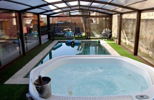Collado Mediano Casa | Casa Rural Mansion Alejandra con piscina y jacuzzi