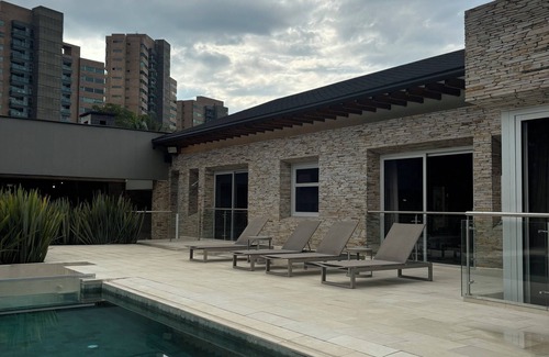 Los Naranjos Villa | Casa San Antonio de la Peña ubicada en la zona mas privilegiada de Medellín.
