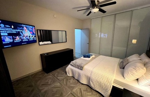 San Anton Casa | Casa Serena B, Modern Apt w. Private Jacuzzi