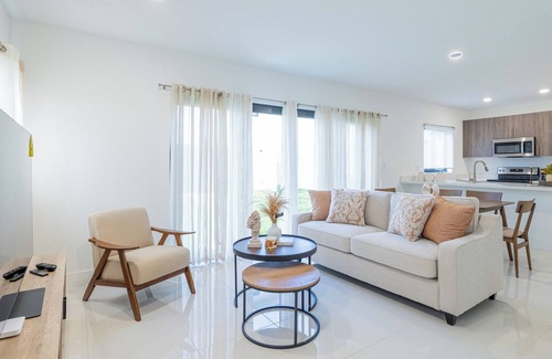 Florida City Casa | Casa Serenity - 4BR Homes for big families - Near Florida Keys!