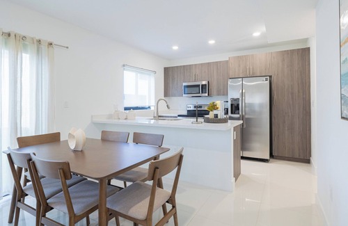 Florida City Casa | Casa Serenity - 4BR Homes for big families - Near Florida Keys!