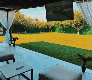 Douazeci si Trei August Casa | Casa Simon