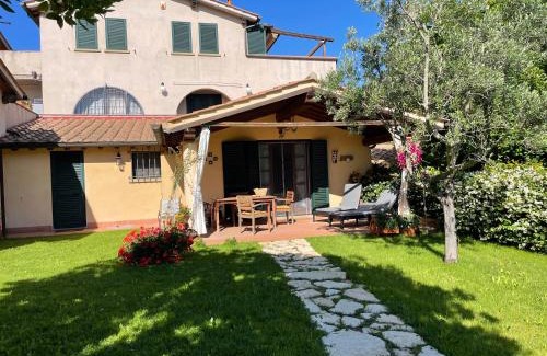 Guardistallo Casa | Casa Sophia con piscina - ingresso, giardino, barbecue e parcheggio privati by ToscanaTour