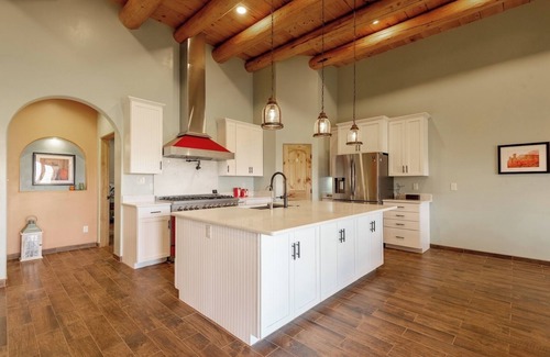 Taos Casa | Casa Tres Ventanas - Luxury Taos Home with Mountain Views