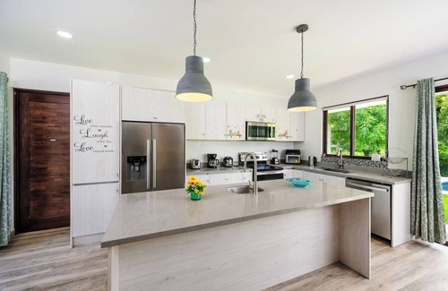 Junquillal Casa | Casa Tuga is a bright 4BR, 4BA home with a private pool (with kid-friendly area), Just a short walk to the beach and restaurants.