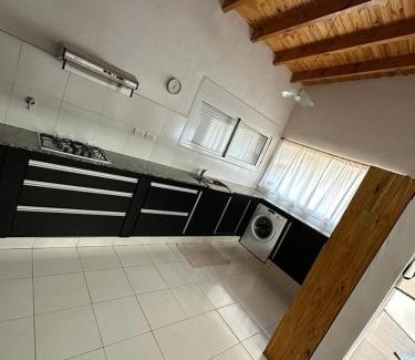 Monte Hermoso Casa | Casa ubicada en Monte hermoso, cómoda y con buena ubicación, entrada de autos, parrilla y más