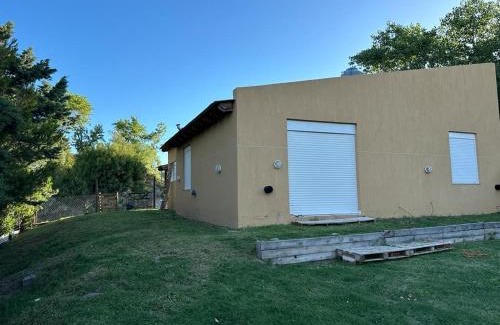 Monte Hermoso Casa | Casa ubicada en Monte hermoso, cómoda y con buena ubicación, entrada de autos, parrilla y más