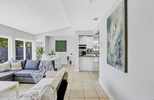 North Central Hollywood Casa | Casa Utopia | Waterfront | Pool | 15 min to Beach