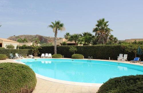 Custonaci Casa | Casa Vacanze Libeccio - Villetta con giardino e piscina condominiale