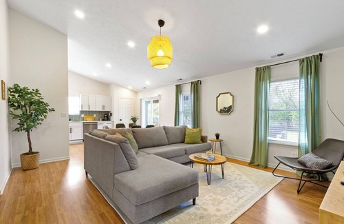 Indianapolis Casa | Casa Verde -Single-Story, Huge backyard, Baby crib