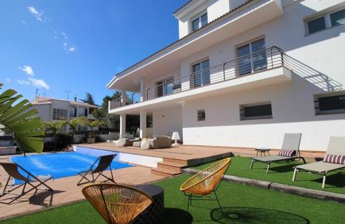 Llanca Casa | CASA VILAJUÏGA - Amplia casa moderna con agradable piscina privada. - ES-228-134