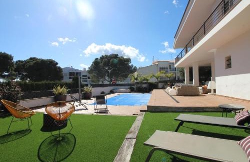 Llanca Casa | CASA VILAJUÏGA - Amplia casa moderna con agradable piscina privada. - ES-228-134