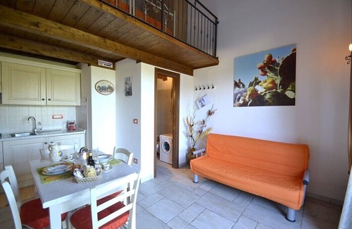 Casalini Casa | Casa Viola A: Un acogedor apartamento rodeado de vegetación.